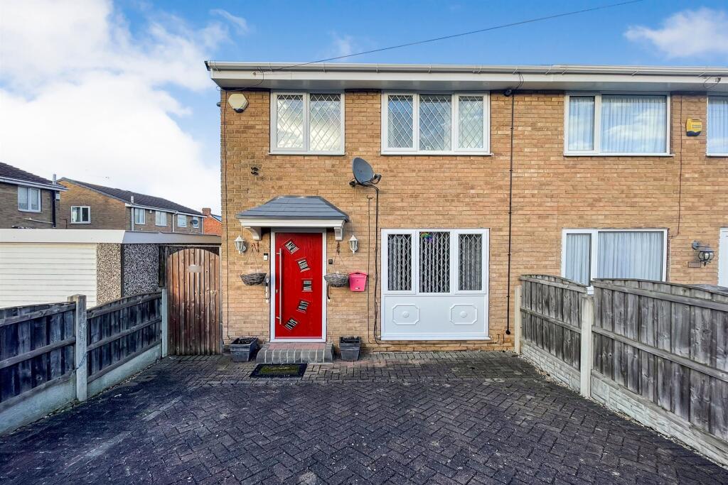 3 bedroom end of terrace house for sale in Girnhill Lane, Featherstone