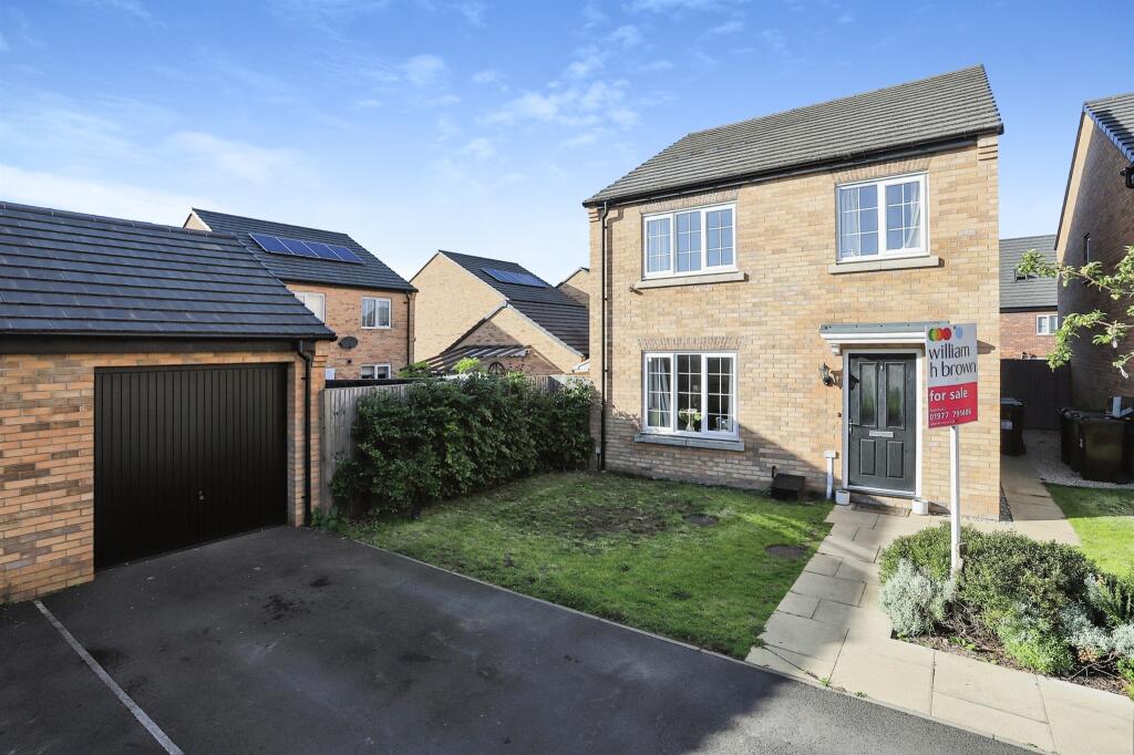4 bedroom detached house for sale in Warren Court, Featherstone