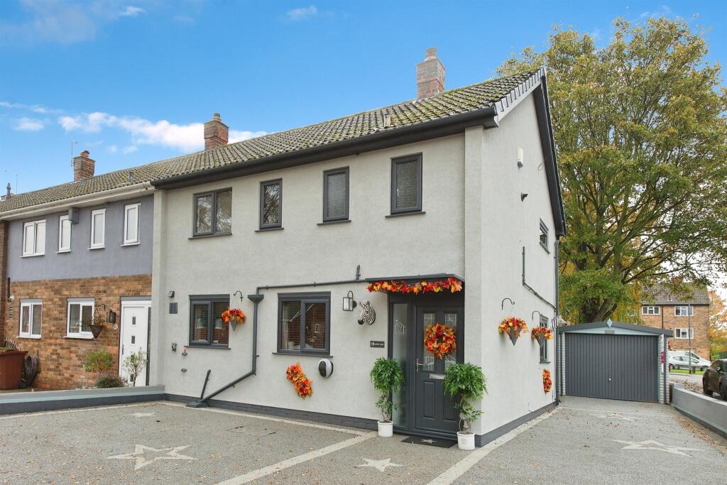 3 bedroom end of terrace house for sale in Garden Lane, Knottingley, WF11