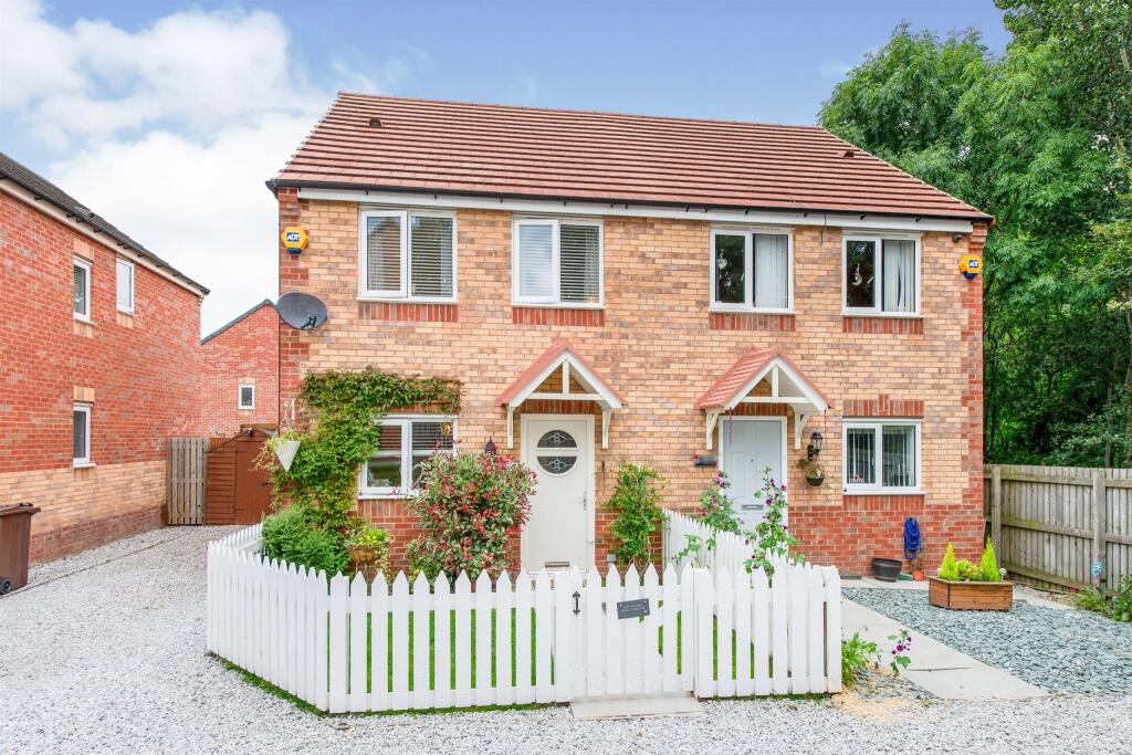 3 bedroom semidetached house for sale in Oakdale Drive, South Elmsall