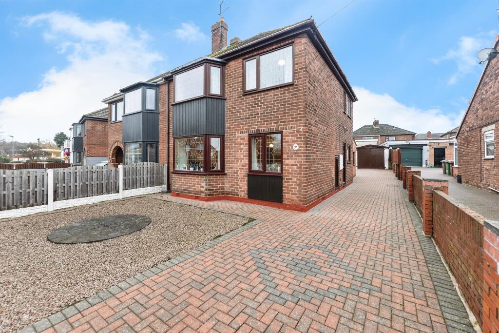 Main image of property: Denholme Meadow, South Elmsall, Pontefract