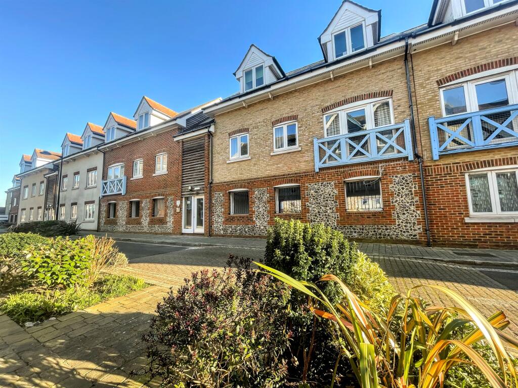 1 bedroom apartment for sale in Ropetackle, ShorehamBySea, BN43