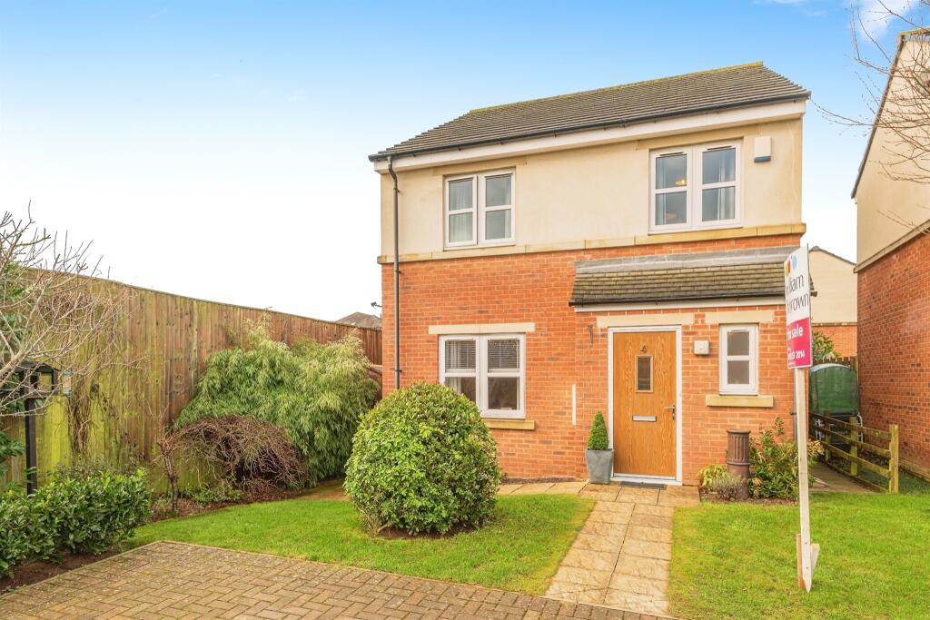 4 bedroom detached house for sale in Little Moor Close, Pudsey, LS28