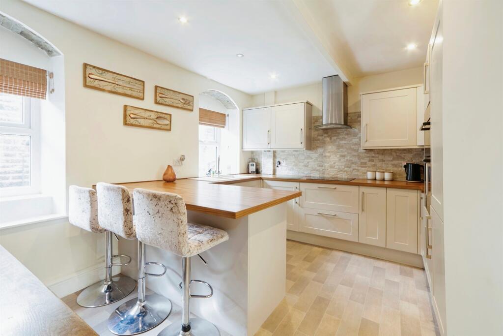 4 bedroom terraced house for sale in Carr Road, Calverley, Pudsey, LS28