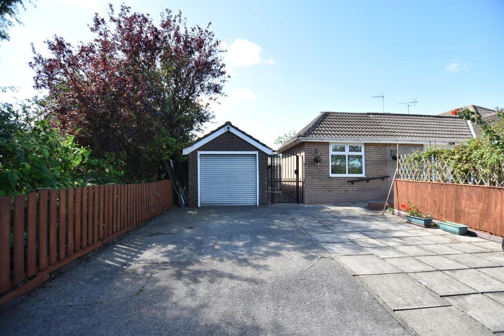 4 bedroom semidetached bungalow for sale in Rockwood Road, Calverley