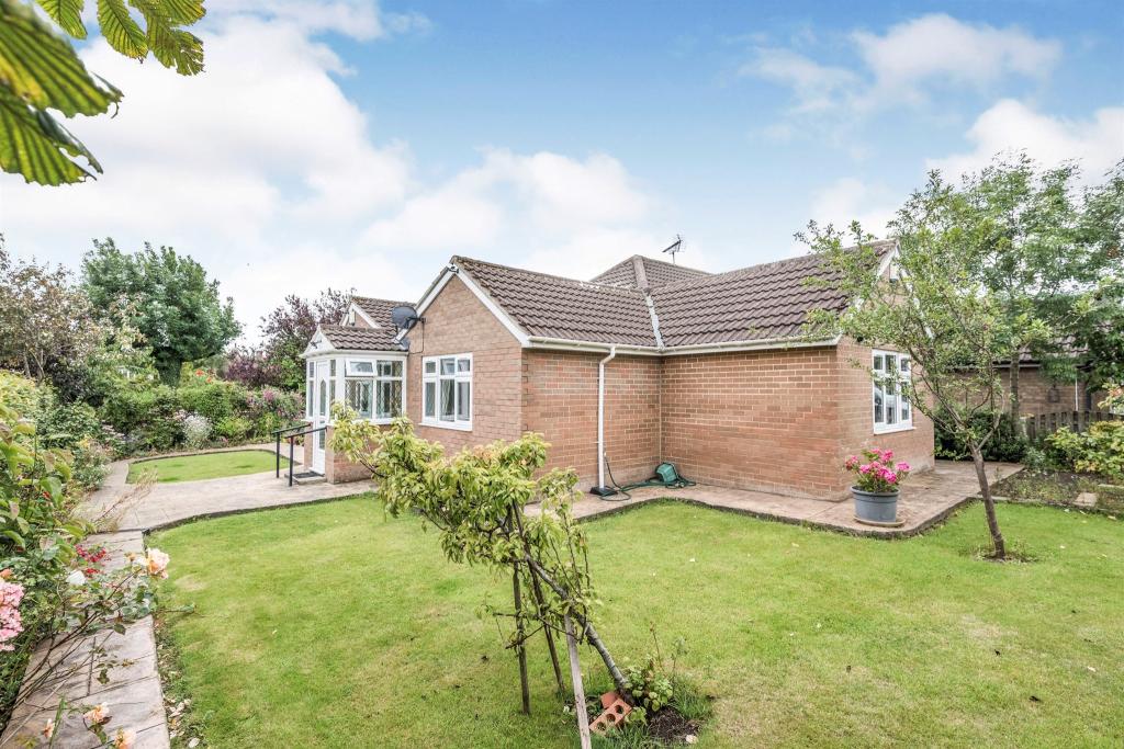 4 bedroom semidetached bungalow for sale in Rockwood Road, Calverley