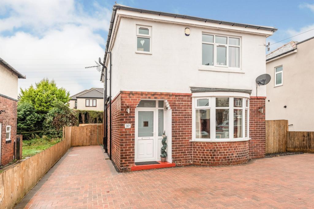 3 bedroom detached house for sale in Priesthorpe Avenue, Stanningley