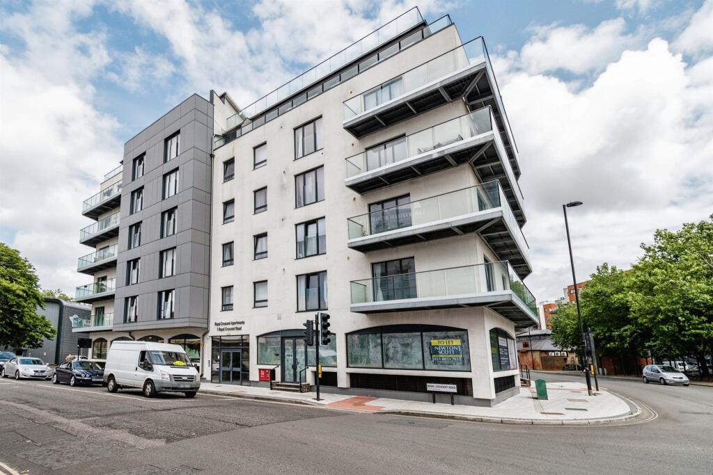 2 bedroom apartment for sale in Royal Crescent Road, Southampton, SO14