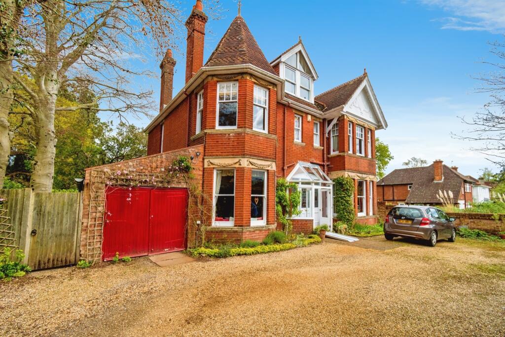 6 bedroom detached house for sale in Abbotts Way, Southampton, SO17