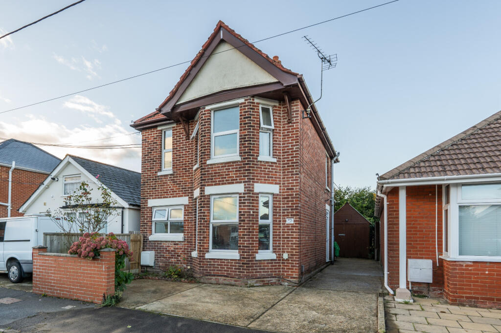 4 bedroom detached house for sale in Mayfield Avenue, Totton