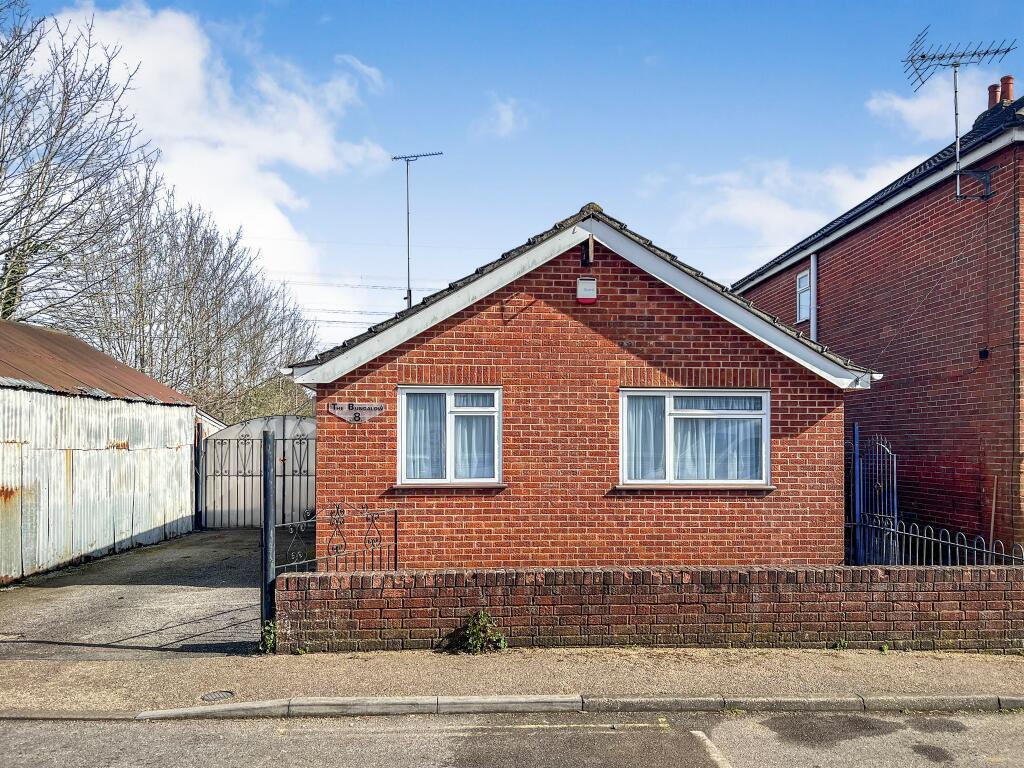 2 bedroom detached bungalow for sale in Station Road South, Totton, Southampton, SO40