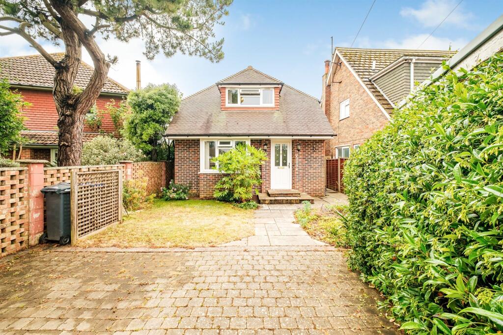 3 bedroom detached house for sale in Courtlands Close, Goring-By-Sea, Worthing, BN12