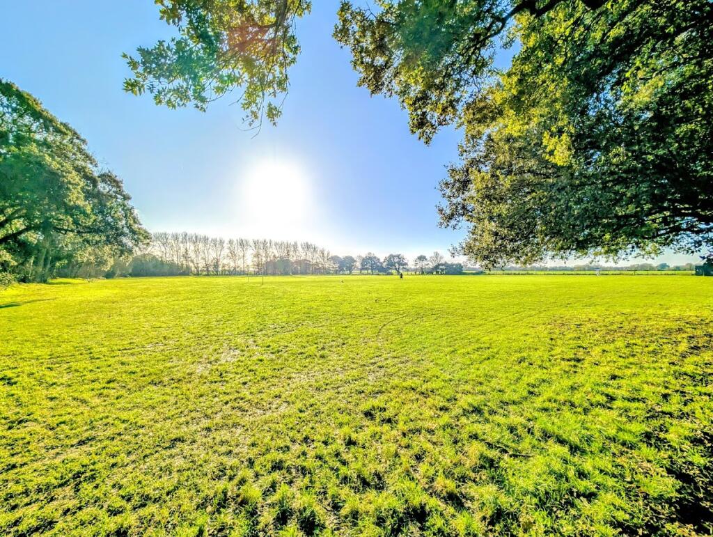 Additional property image - Fernhurst Drive, Goring-By-Sea, Worthing