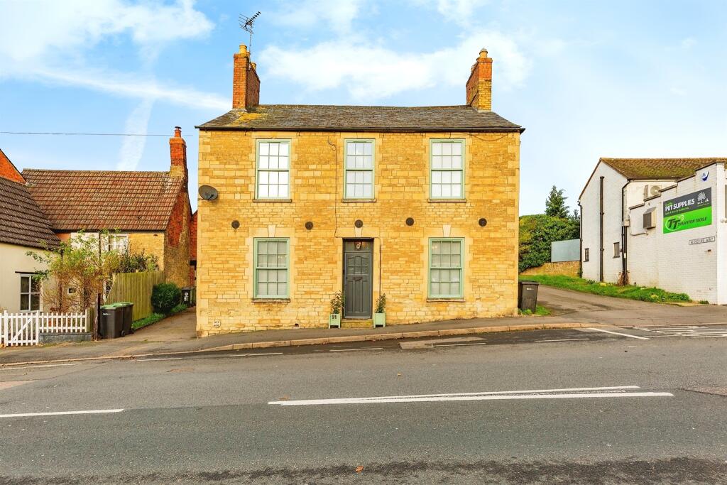 5 bedroom detached house for sale in Huntingdon Road, Thrapston, NN14