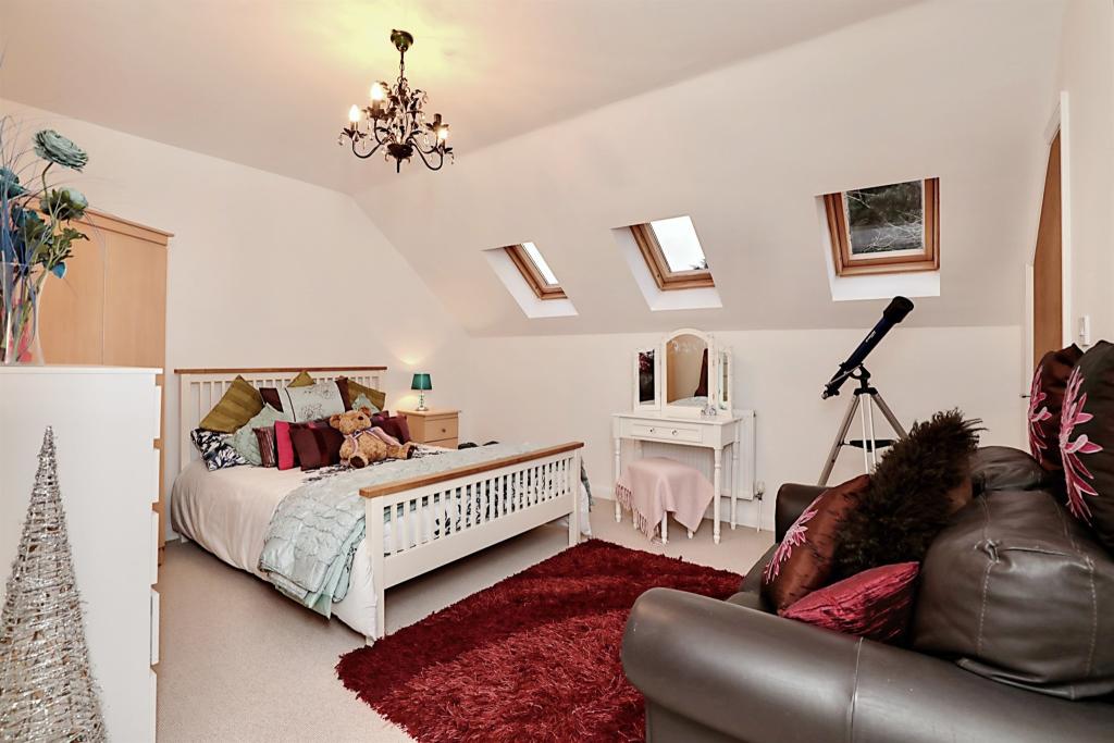 5 bedroom detached house for sale in Gainsborough Road, Lea