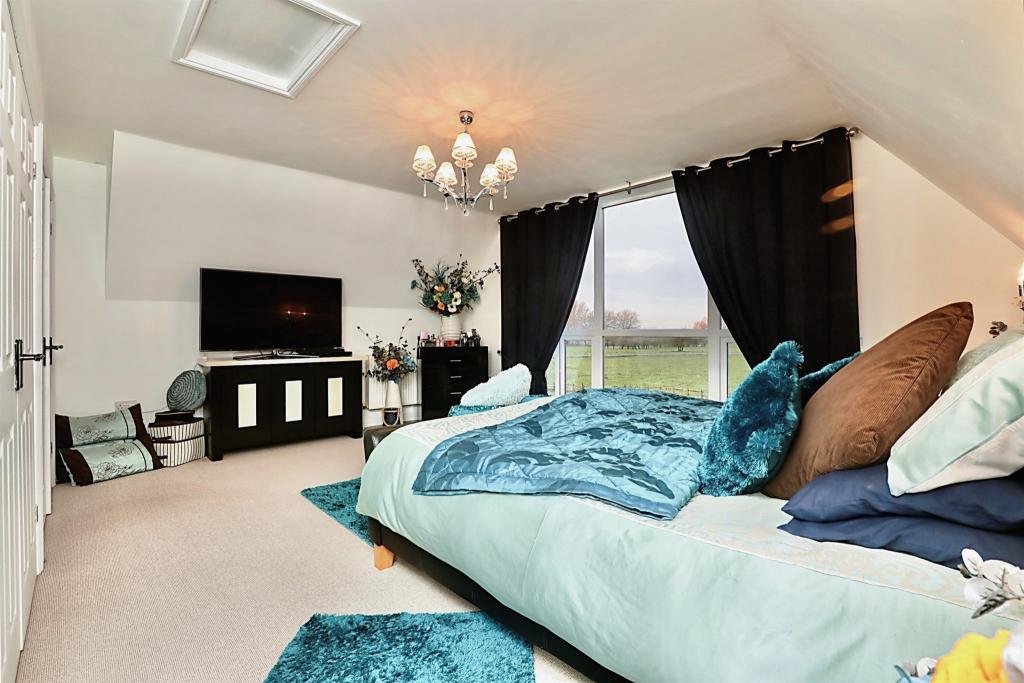 5 bedroom detached house for sale in Gainsborough Road, Lea