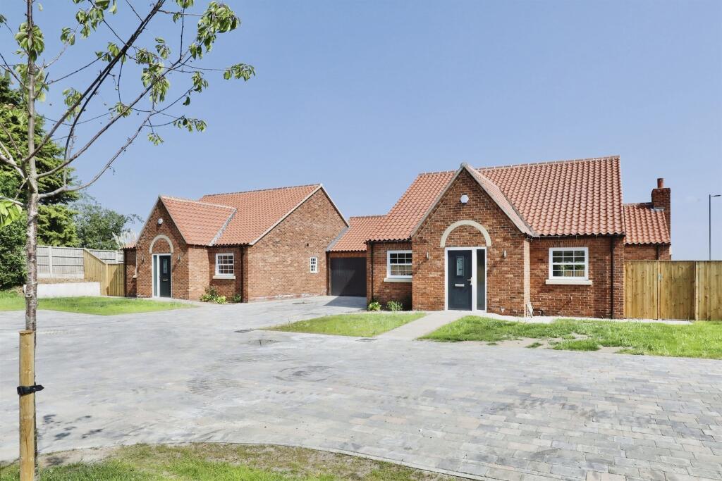 2 bedroom bungalow for sale in Robin Hood Grove, Elkesley, Retford, DN22