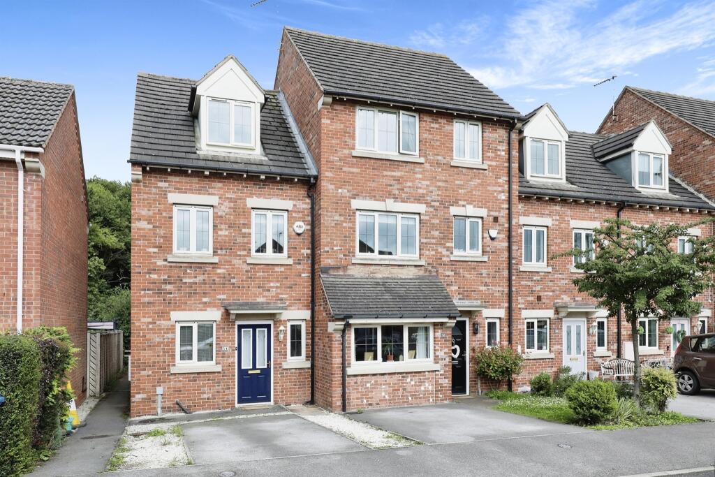 3 bedroom town house for sale in Burleigh Court, Tuxford, Newark, NG22