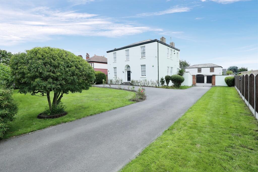 5 bedroom detached house for sale in Welham Road, Retford, DN22