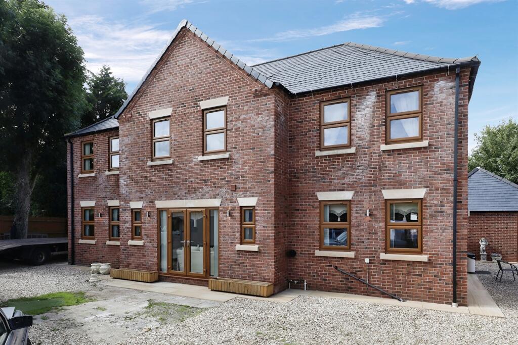 5 bedroom detached house for sale in Lincoln Road, Tuxford, NEWARK, NG22