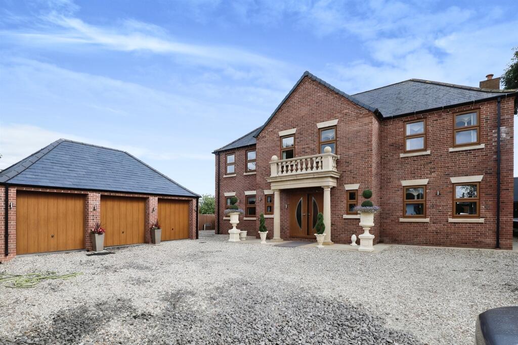 5 bedroom detached house for sale in Lincoln Road, Tuxford, NEWARK, NG22