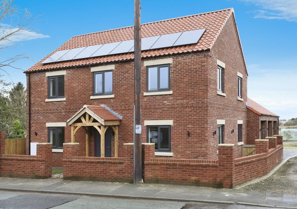 4 bedroom detached house for sale in High Street, Marton, GAINSBOROUGH