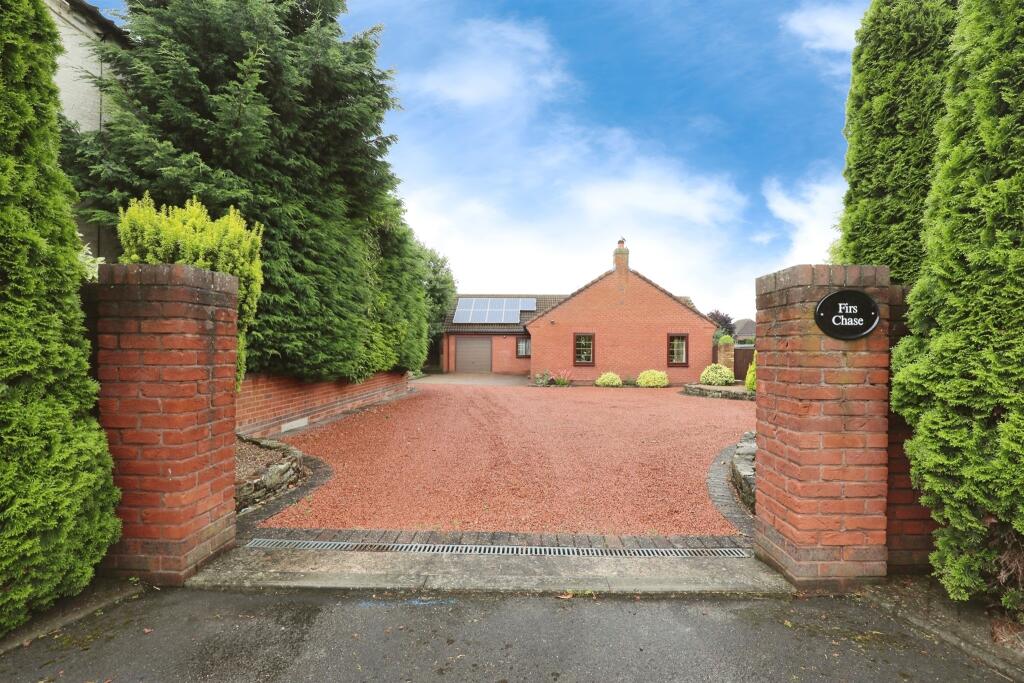 3 bedroom detached bungalow for sale in Barnby Moor, Retford, DN22