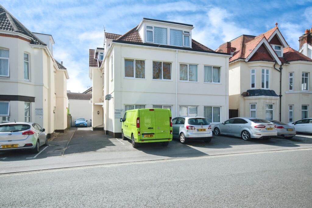 2 bedroom ground floor flat for sale in Sea Road, Bournemouth, BH5