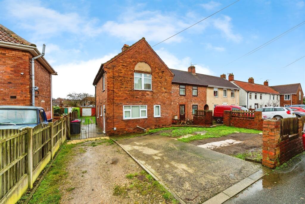 3 bedroom end of terrace house for sale in The Square West, Sunnyside
