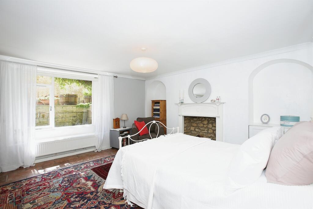 2 bedroom ground floor flat for sale in East Street, Crewkerne, TA18