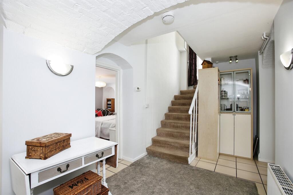 2 bedroom ground floor flat for sale in East Street, Crewkerne, TA18