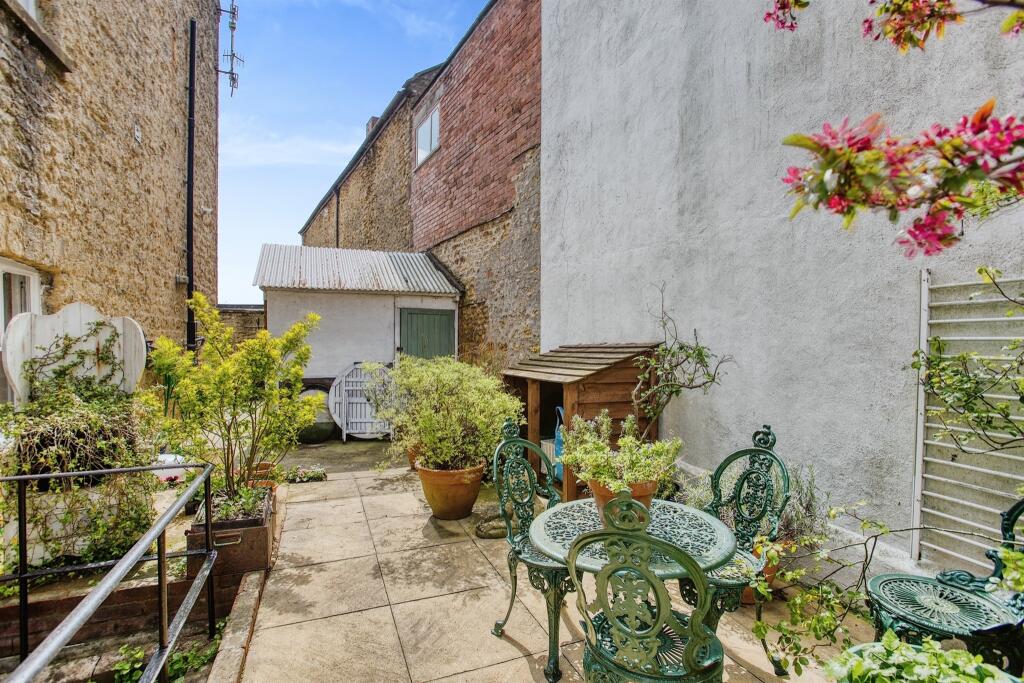 2 bedroom ground floor flat for sale in East Street, Crewkerne, TA18