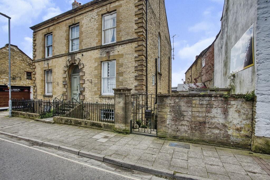 2 bedroom ground floor flat for sale in East Street, Crewkerne, TA18