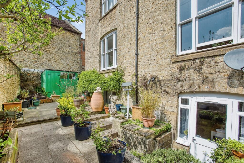 2 bedroom ground floor flat for sale in East Street, Crewkerne, TA18