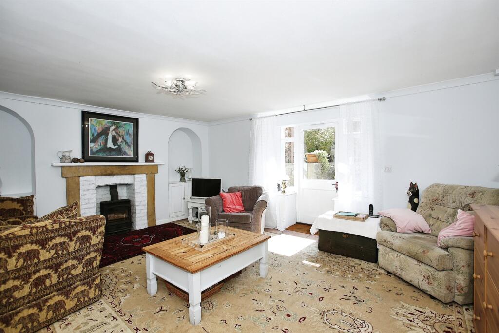 2 bedroom ground floor flat for sale in East Street, Crewkerne, TA18