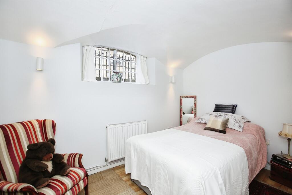 2 bedroom ground floor flat for sale in East Street, Crewkerne, TA18