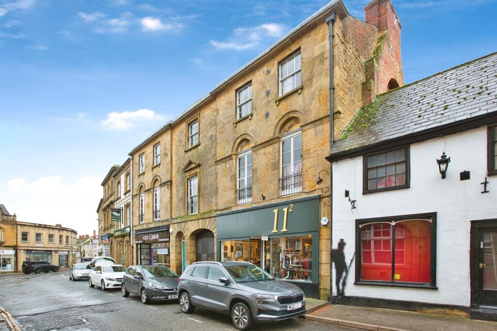2 bedroom flat for sale in Market Square, Crewkerne, TA18