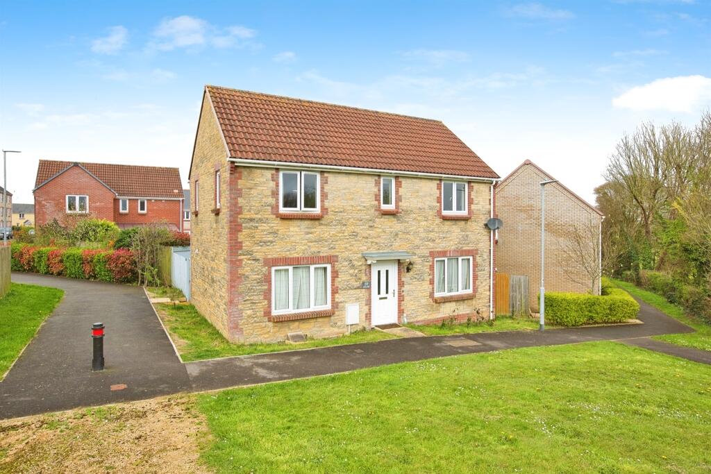 4 bedroom detached house for sale in Jubilee Close, Crewkerne, TA18