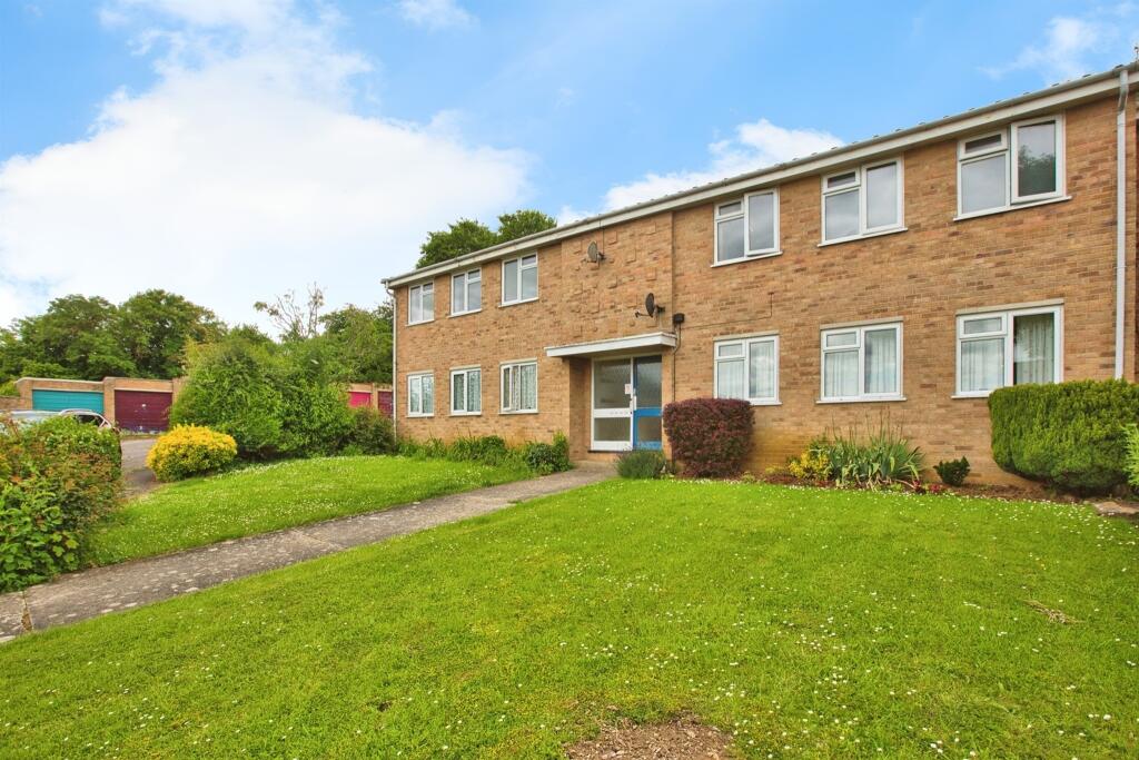 2 bedroom flat for sale in Seaborough View, Crewkerne, TA18