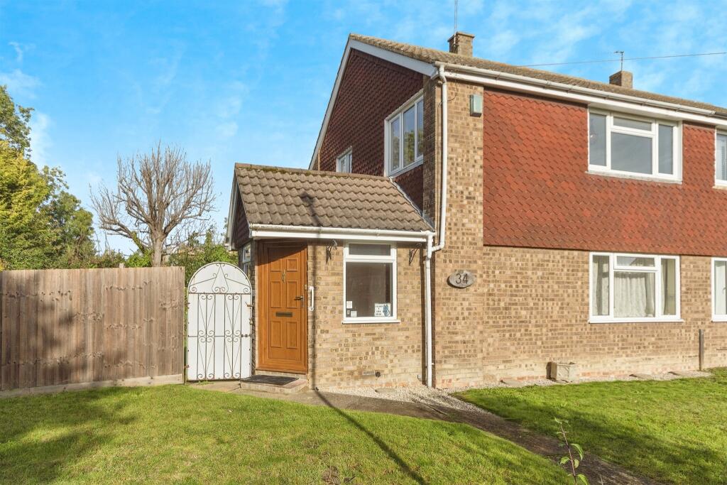 3 bedroom semidetached house for sale in Elm Tree Drive, Bassingbourn