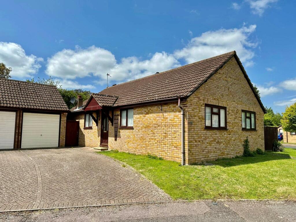 3 bedroom detached bungalow for sale in King James Way, Royston, SG8