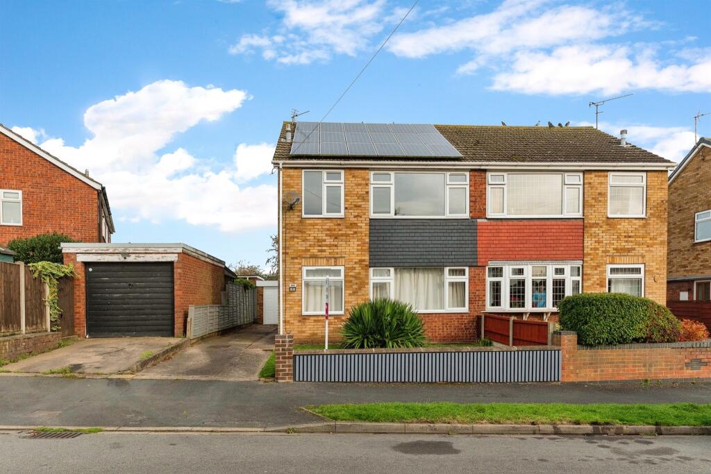 3 bedroom semidetached house for sale in Caistor Avenue, Scunthorpe, DN16
