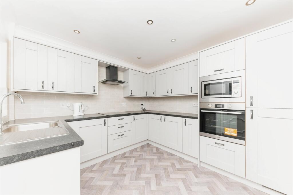 3 bedroom semidetached house for sale in Caistor Avenue, Scunthorpe, DN16