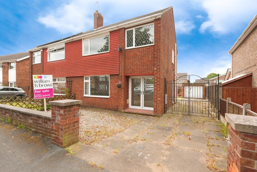 3 bedroom semidetached house for sale in Byfield Road, Scunthorpe, DN17
