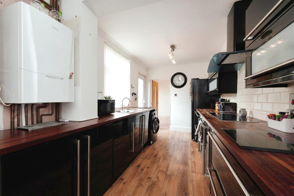 3 bedroom semidetached house for sale in Messingham Road, Scunthorpe, DN17