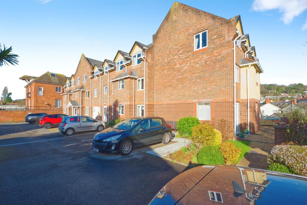 2 bedroom ground floor flat for sale in Millbridge Gardens, Minehead, TA24