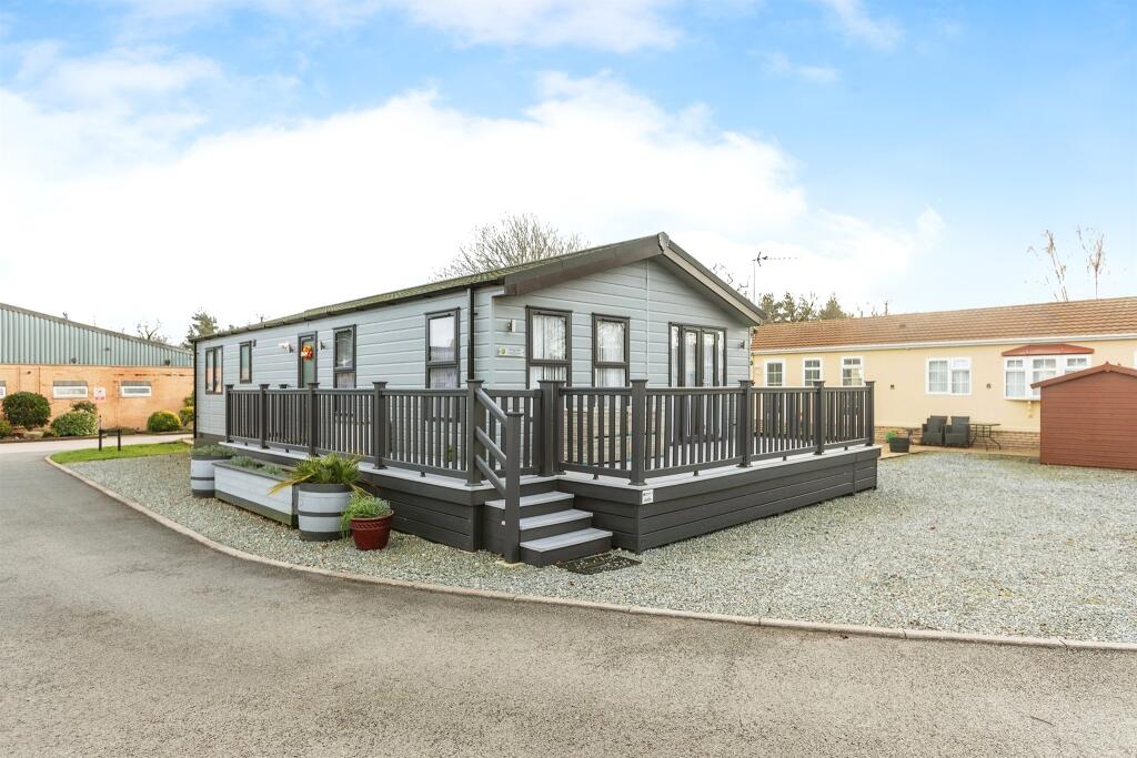 2 bedroom lodge for sale in Cliffe Common, Cliffe Common, Selby, YO8