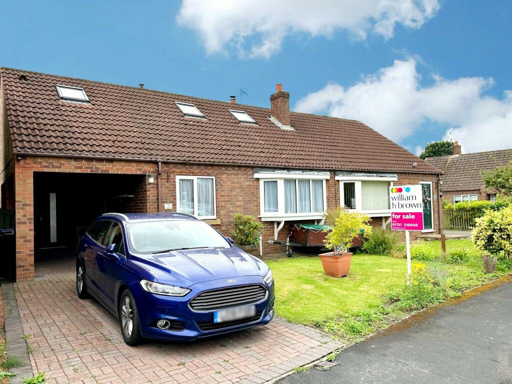 4 bedroom semidetached bungalow for sale in Manor Drive, North