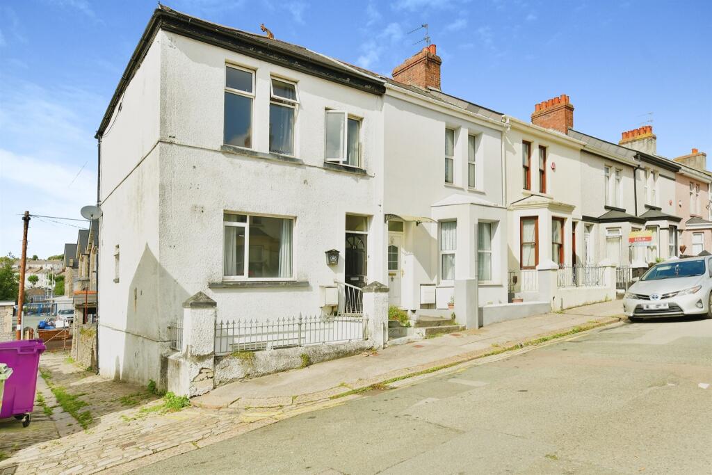 4 bedroom end of terrace house for sale in Ferndale Avenue, Plymouth, PL2