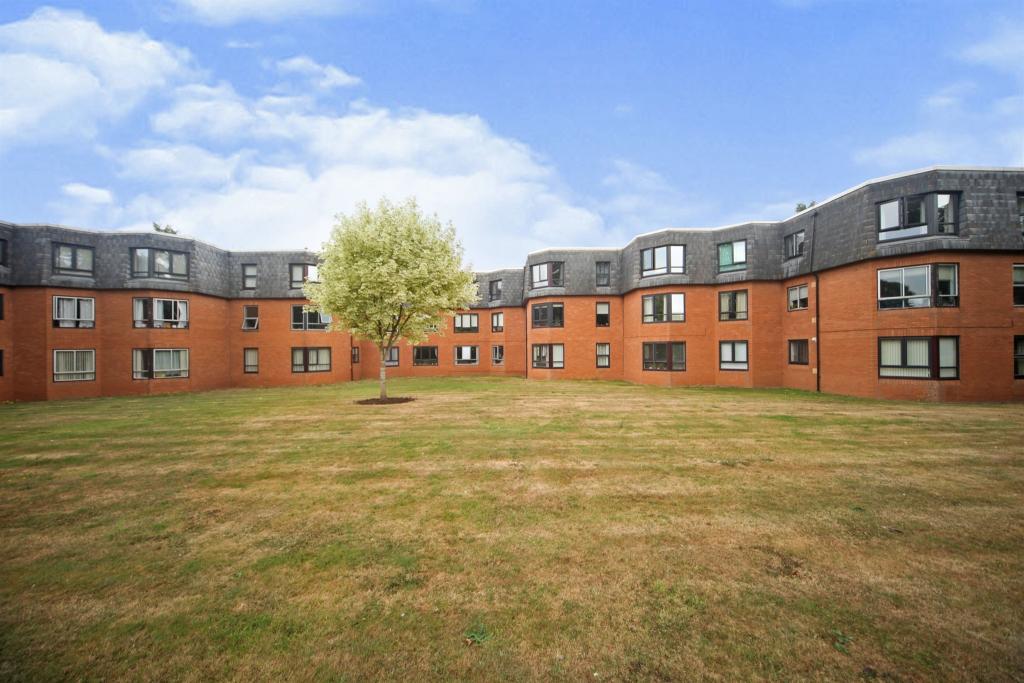 3 bedroom flat for sale in French Weir Close, Taunton, TA1